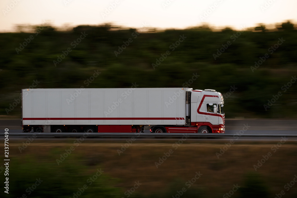 last kraft wagen fährt über die autobahn last kraft wagen fährt über die autobahn