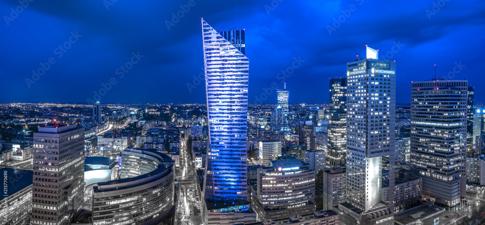 Naklejka premium Panoramiczny widok na centrum Warszawy w nocy