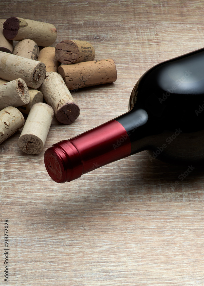 Weinflasche mit Korken auf Holztisch
