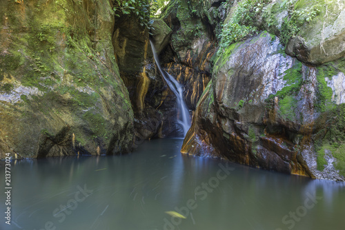 Cataratas en la selva de Per  .