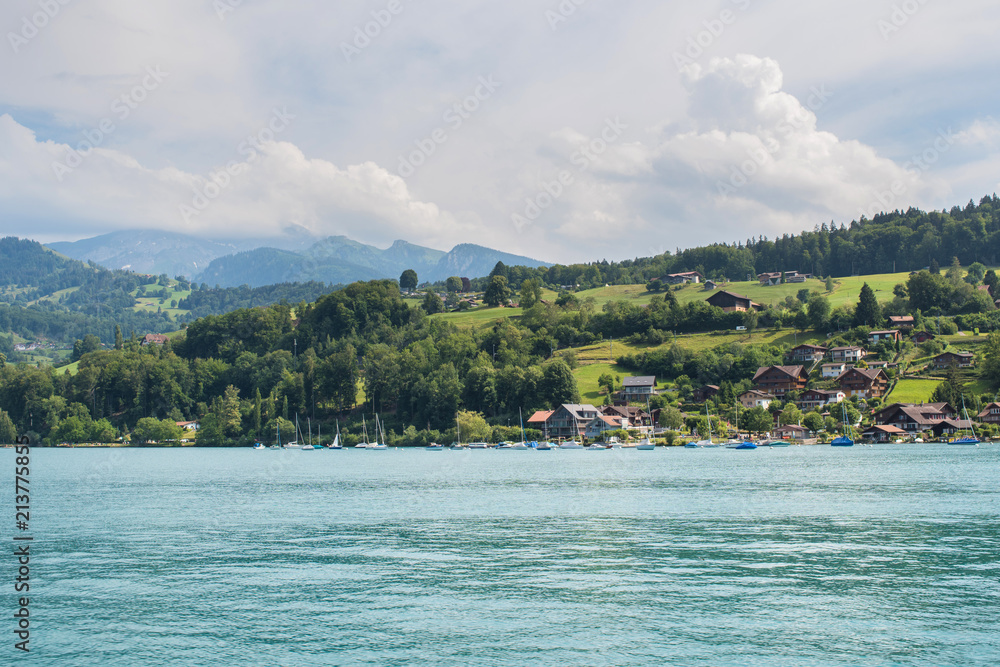 Schweizer Landschaft - See bei Interlaken und Thun