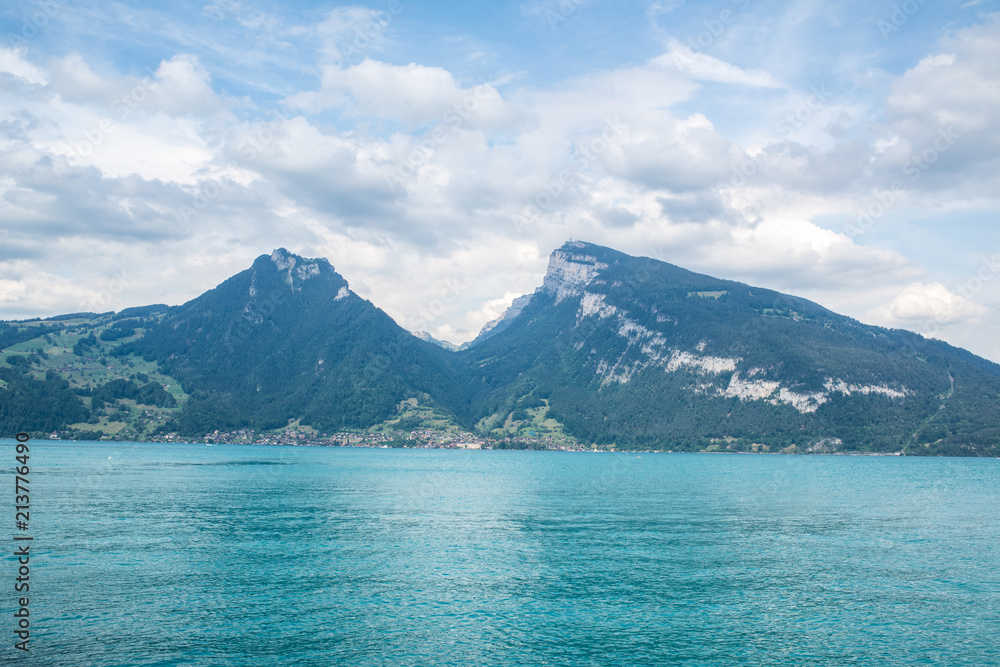 Schweizer Landschaft - See bei Interlaken und Thun