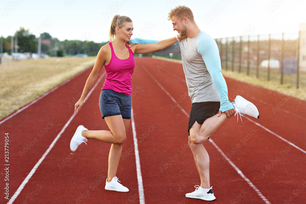 Obraz premium Man and woman racing on outdoor track