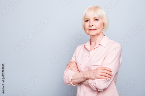 Φωτογραφία Old blonde lady smiling with folded hands on grey background