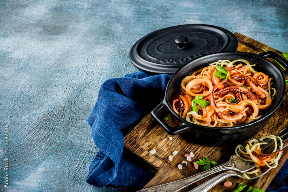 Italian cuisine, Calamari Fra Diavolo, spaghetti pasta marinara with