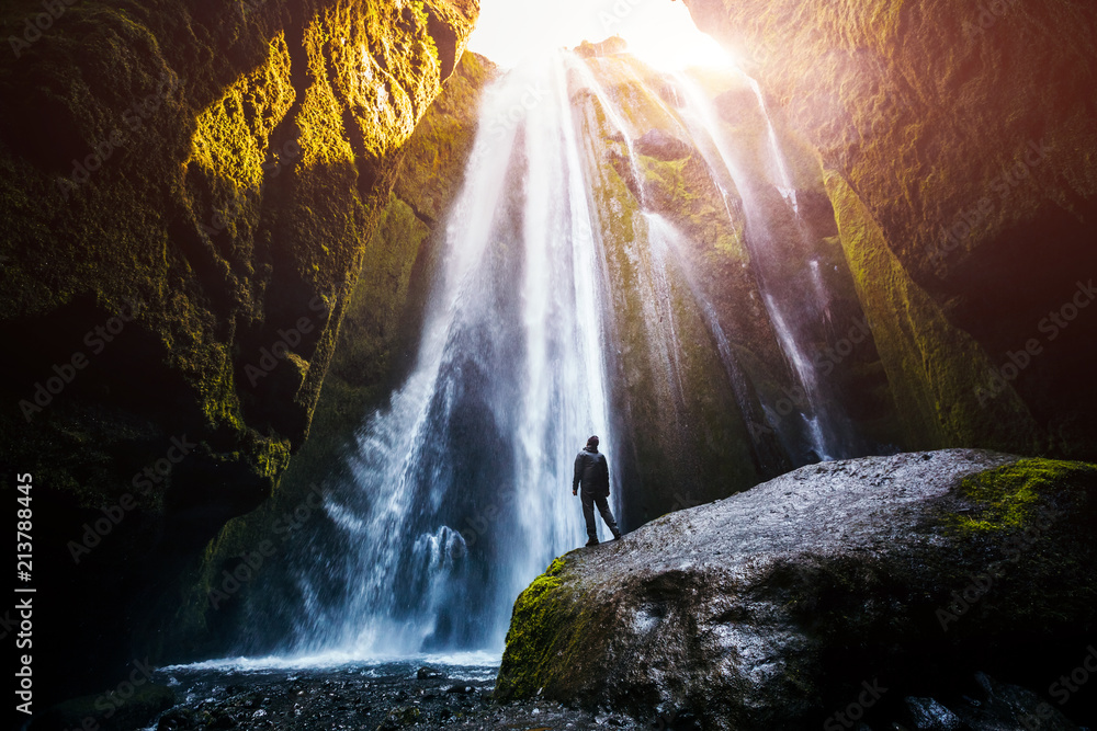 Fototapeta premium Doskonały widok na słynny potężny wodospad Gljufrabui w słońcu.