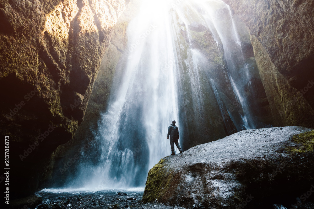 Fototapeta premium Doskonały widok na słynny potężny wodospad Gljufrabui w słońcu.