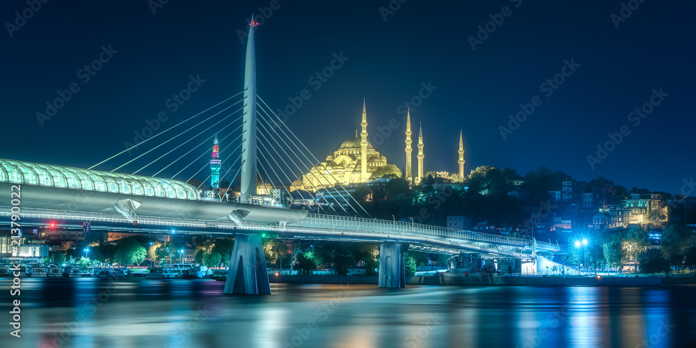 Obraz premium View of Bosphorus bridge at night Istanbul