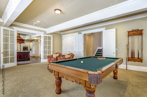 Foto Light brown game room with billiard table