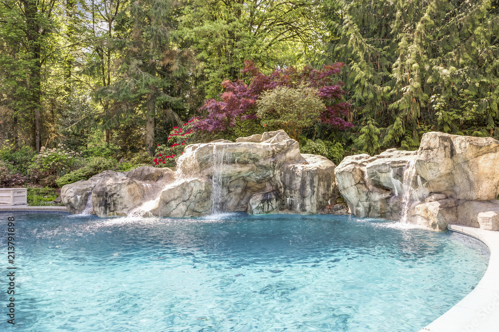 Naklejka premium Beautifully landscaped backyard with a large pool.