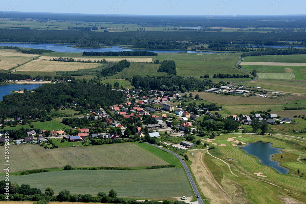 Fototapeta premium Krugsdorf mit Golfhotel und Kiessee