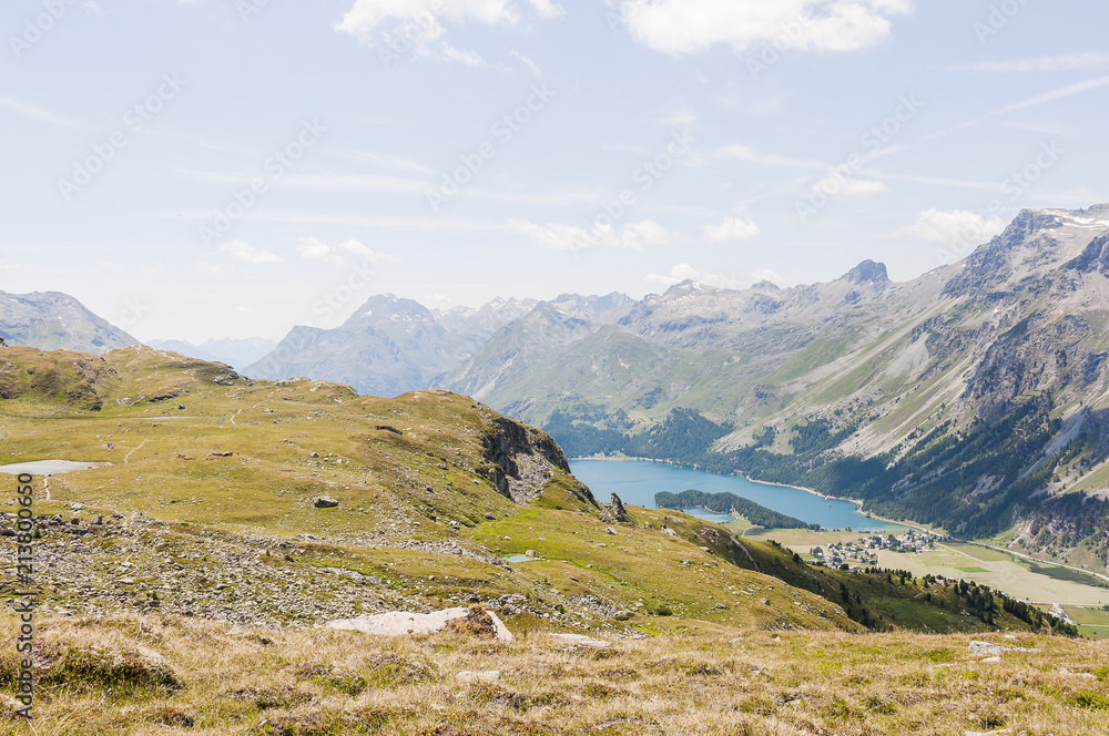 Fototapeta premium sils, silsersee, wanderweg, höhenweg, furtschellas, wasserweg, bergsee, via engiadina, chastè, oberengadin, alpen, silvaplana, sankt moritz, silvaplanersee, graubünden, schweiz, sommer, piz julier, p