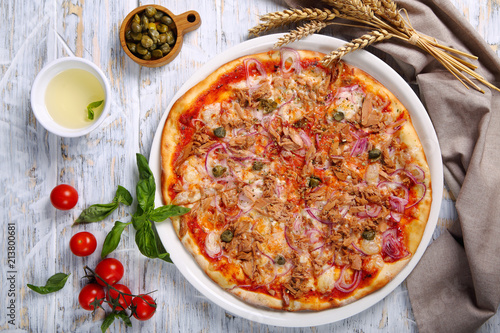 пицца с тунцом,свежими помидорами и базиликом