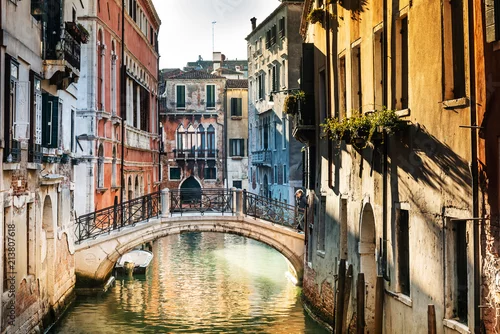 Obraz WENECJA WŁOCHY, Grudzień, - 21, 2017: Widok wodna ulica i starzy budynki w Wenecja, Włochy