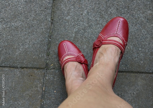 Frau mit roten Schuhen