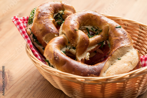 Schwäbische Brezel mit Butter und Schnittlauch im Brotkorb photo