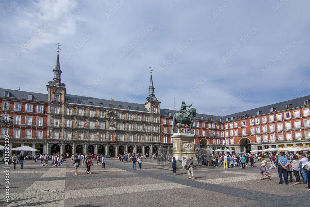 Estatua de Felipe III  y Casa de la Panaderia en Plaza Mayor de Madrid, España