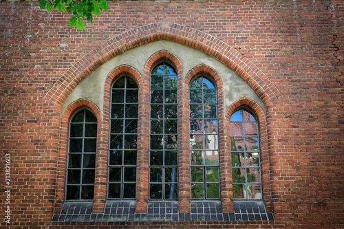 Altes historisches Fenster mit Spiegelung © Frozen Action