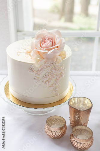 Fotografía Elegant wedding cake with edible rose topper and lace piping design