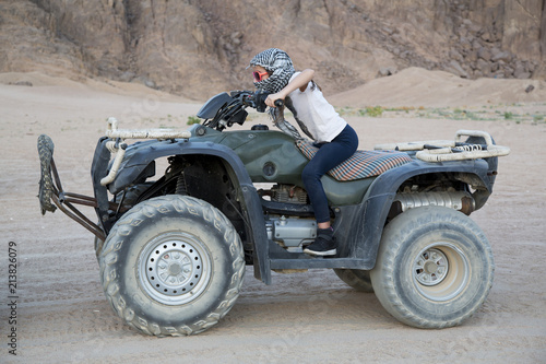 Kleines Mädchen macht Quad-Tour durch die Wüste