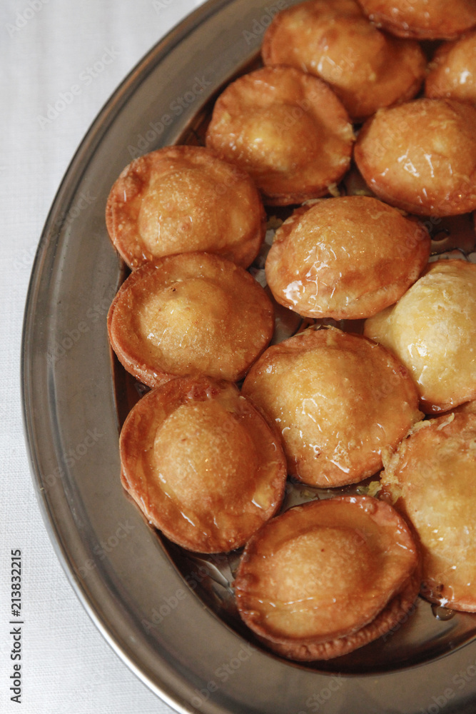 frittelle di dolci su un vassoio di miele frittelle di dolci su un vassoio di miele