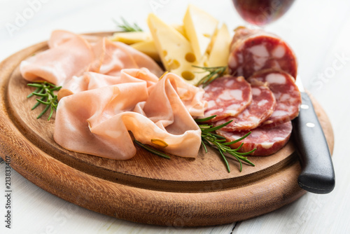 Mortadella, salame e formaggio, Italian foods 