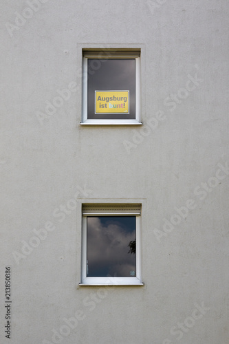 Vielfalt und Toleranz - Schild Augsburg ist bunt in Fenster eines Hochhauses © Michael Eichhammer