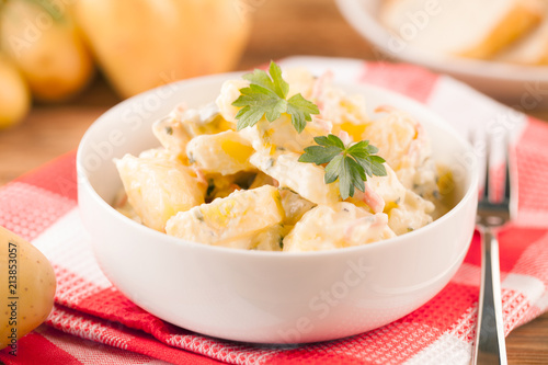 Kartoffelsalat Kartoffeln Salat Gemüse Essen gesund als Beilage in Schale