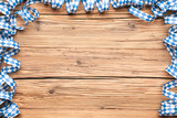 Holz Hintergrund rustikal mit Oktoberfest Luftschlangen
