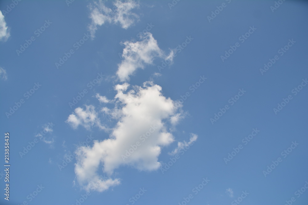 Blauer Himmel mit weißen Wolken Blauer Himmel mit weißen Wolken