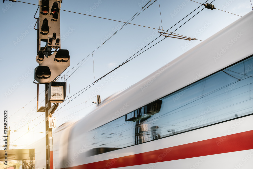 Naklejka premium Auschnitt eines Schnellzugs in Bewegung 