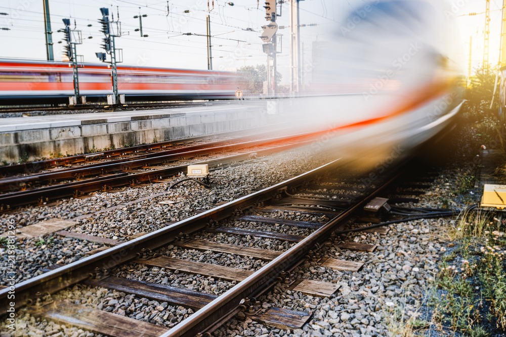 Fototapeta premium Züge fahren in den Bahnhof ein 