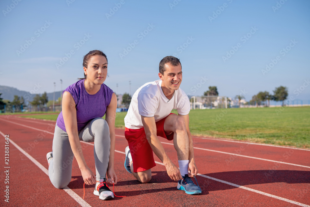 Obraz premium Men and women tied the ropes to prepare jogging with pleasure