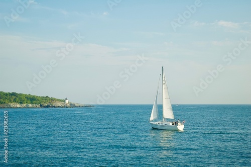 Fotografía Sailboat racing in Newport, Rhode Island.