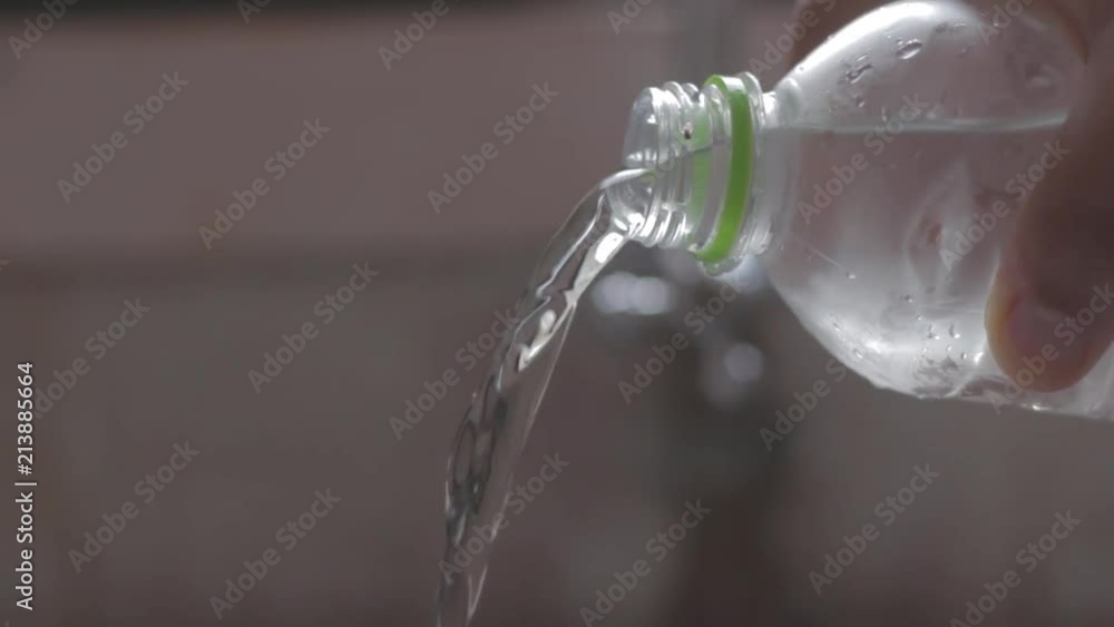 Esvaziando garrafa d'água Esvaziando garrafa d'água