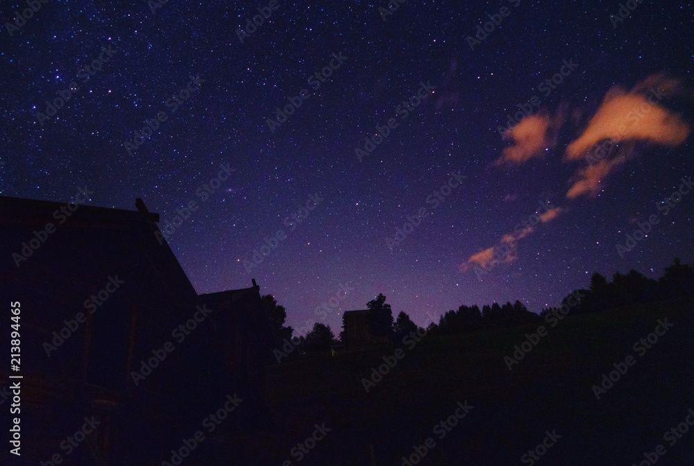 Sterne Himmel mit alten Scheunen in Brüchen in der Schweiz langzeitbelichtung Sterne Himmel mit alten Scheunen in Brüchen in der Schweiz langzeitbelichtung