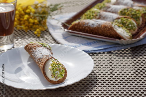 Photos Canoli, typical sicilian dessert, arranged in a plate