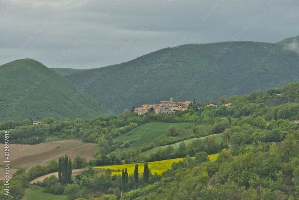 Naklejka premium Scenic landscape of Sibilini national park in Umbria, Italy