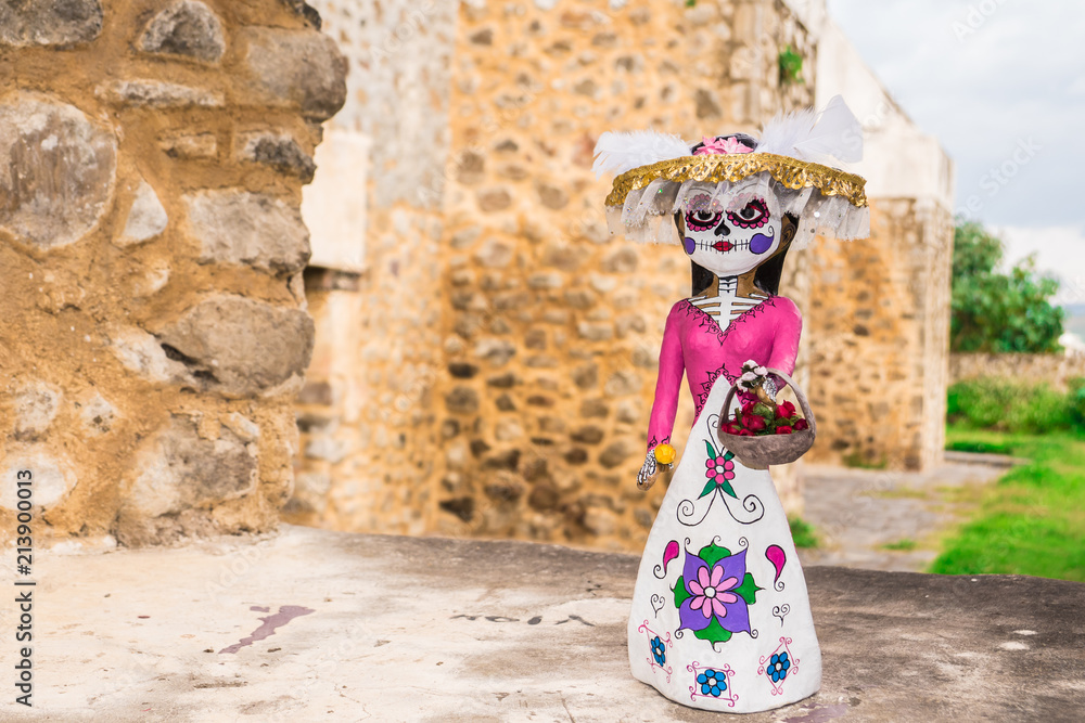 Catrina Rosa frente en ruinas de iglesia artesania mexicana cartoneria dia de muertos