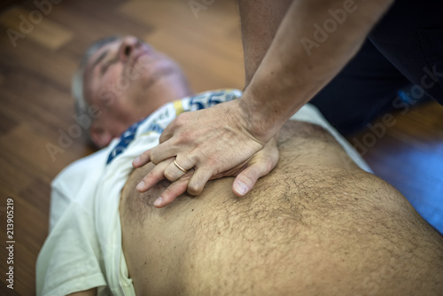 ragazzo esegue massaggio cardiaco e cpr a un anziano incosciente dopo arresto cardiaco