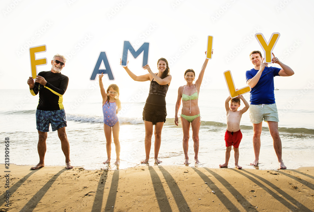 Obraz premium Family holding up the word family