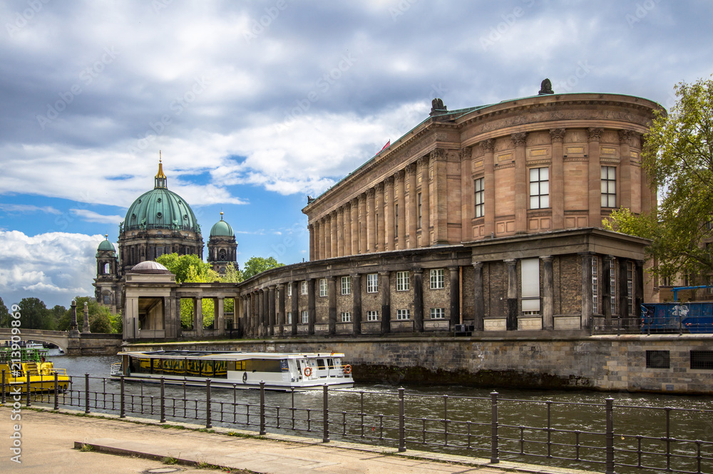 Fototapeta premium River Spree and the Berlin Cathedral in Berlin, Germany
