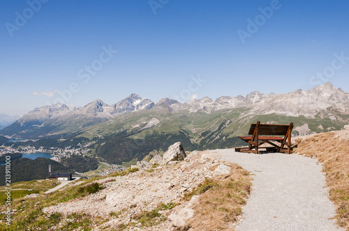 St. Moritz, Muottas Muragl, Oberengadin, Seenplatte, Aussichtspunkt, Alpen, Piz Ot, Piz Nair, Piz Julier, Piz Albana, Piz Corviglia, Wanderweg, via Engiadina, Holzbank, Graubünden, Sommer, Schweiz