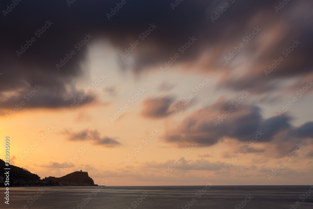 Fototapeta premium Alba su Punta Crena, Liguria, Italia