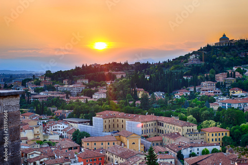 La vista di Verona al tramonto da Castel San Pietro