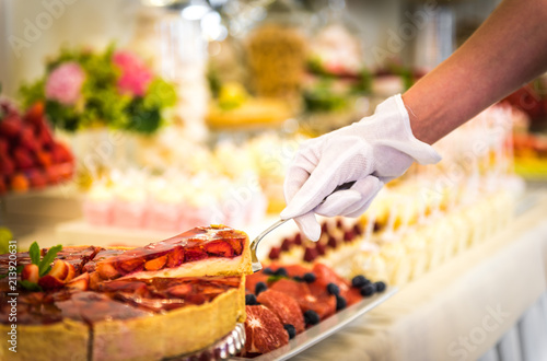 Catering obsługa, układanie ciasta