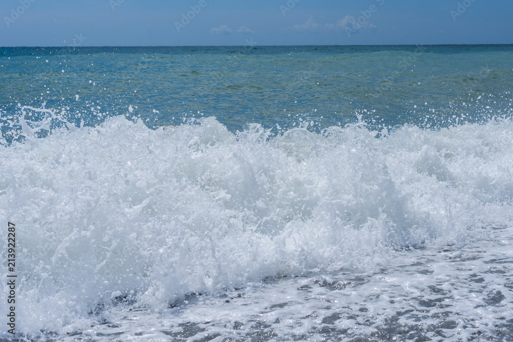 Fototapeta premium морские волны на берегу пляжа