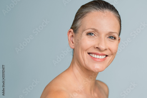 Foto Beauty mature aged woman smiling