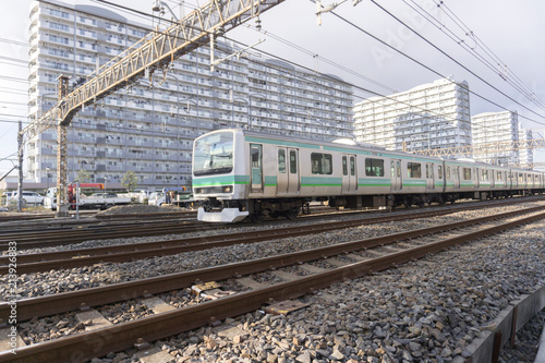 住宅地を通る電車