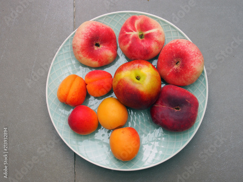 Sommerlicher Obstteller mit Aprikosen, Pfirsichen und Äpfeln